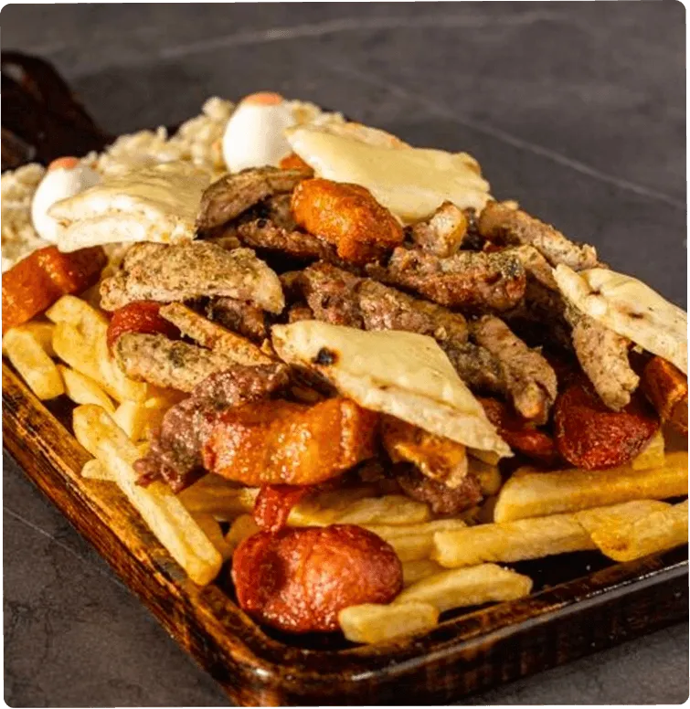 Picada Los Verdes con papas fritas, carnes y huevos de codorniz